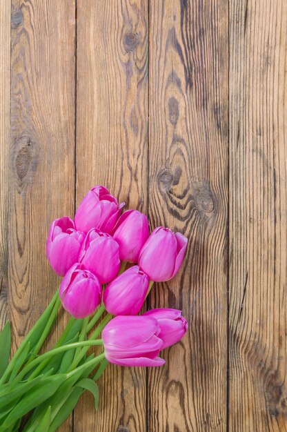 Красивые цветы тюльпана на деревенской деревянной поверхности