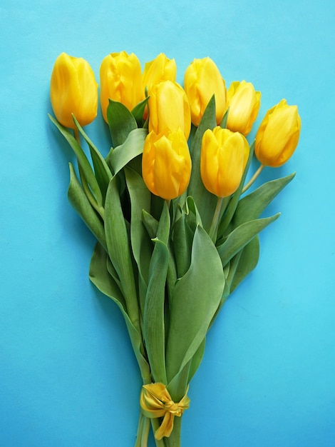 Букет красивых тюльпанов на синем фоне