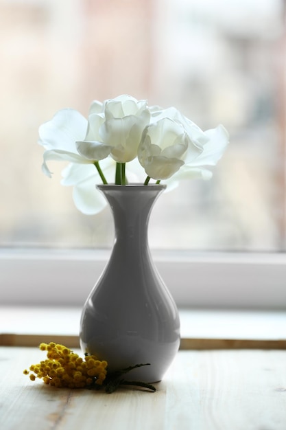窓辺の花瓶の美しいチューリップ