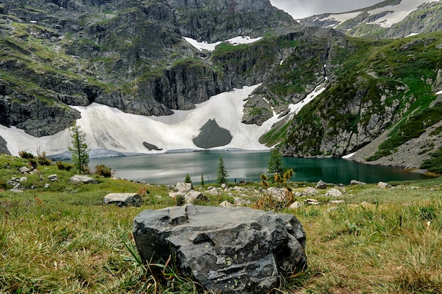 Foto bellissimo lago turchese in alta montagna.