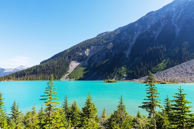 Красивые бирюзовые воды озера Жоффр в Канаде