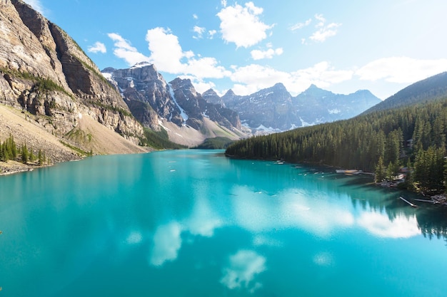 Photo beautiful turquoise waters of the moraine lake with snow-covered peaks above it in banff national park of canada