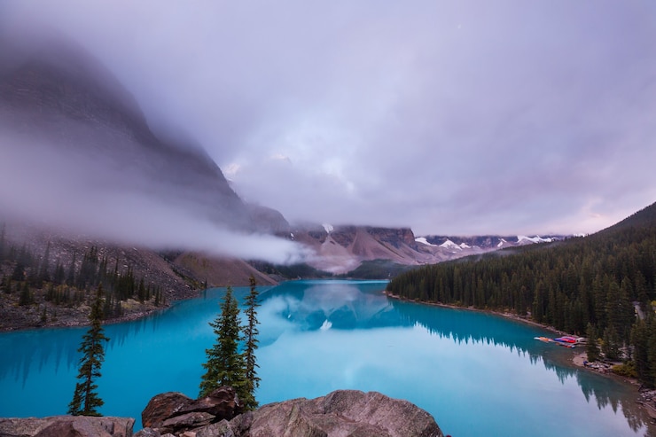 फोटो beautiful turquoise waters of the moraine lake with snow-covered peaks above it in banff national park of canada