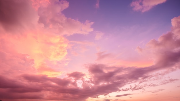 日没前に雲と美しい夕暮れの空