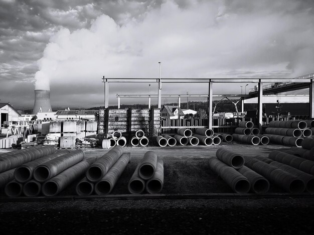 Foto il bello e il brutto da un punto di vista industriale in bianco e nero