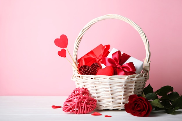 Bellissimo sfondo di san valentino su sfondo colorato con posto per il testo