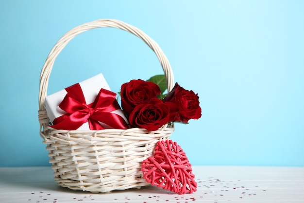 Photo beautiful valentines day elements on colored background with place for text