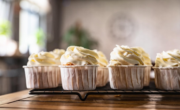 크림 치즈 프로스팅을 곁들인 아름다운 바닐라 컵 케이크 맛있는 수제 디저트 축제 베이커리