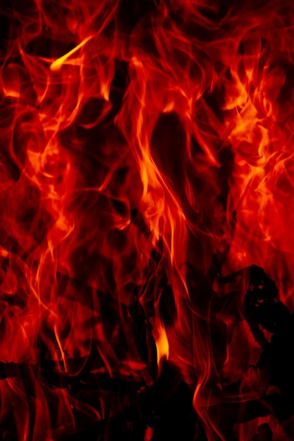 Foto una bella ripresa verticale di un grande fuoco ardente di notte