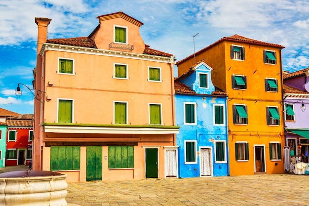 이탈리아 베니스(Venice) 인근의 부라노(Burano)에 있는 아름답고 생동감 넘치는 다채로운 주택.