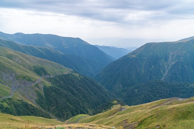 トゥシェティのアバノ峡谷、ジョージアとヨーロッパの危険な山道の美しい景色。風景