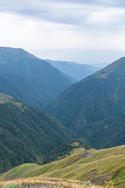 조지아와 유럽의 위험한 산악 도로인 투셰티(Tusheti)에 있는 아바노 협곡(Abano Gorge)의 아름다운 전망. 풍경