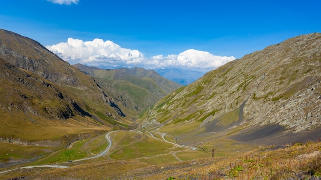 조지아와 유럽의 위험한 산악 도로인 투셰티(Tusheti)에 있는 아바노 협곡(Abano Gorge)의 아름다운 전망. 풍경