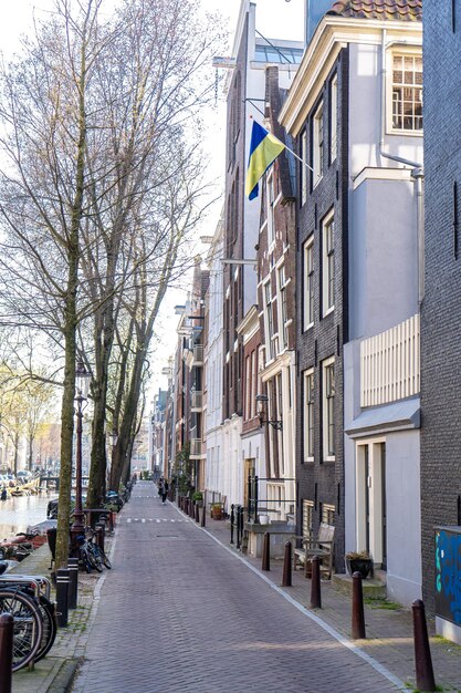 다리와 전형적인 네덜란드 주택 네덜란드가 있는 암스테르담 운하의 아름다운 전망