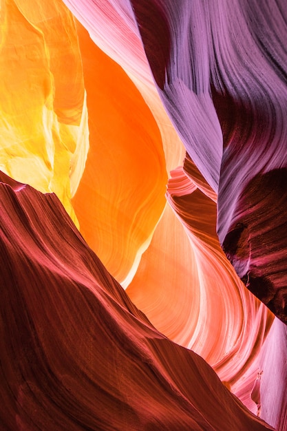 Bella vista delle formazioni dell'arenaria del canyon dell'antilope nel parco nazionale tribale navajo famoso vicino alla pagina, arizona, usa