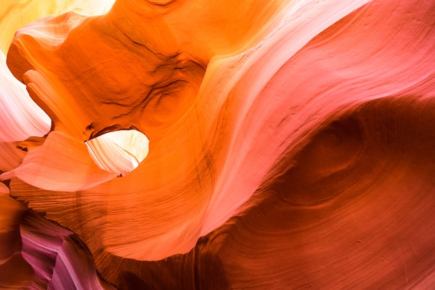 Foto bella vista delle formazioni dell'arenaria del canyon dell'antilope nel parco nazionale tribale navajo famoso vicino alla pagina, arizona, usa