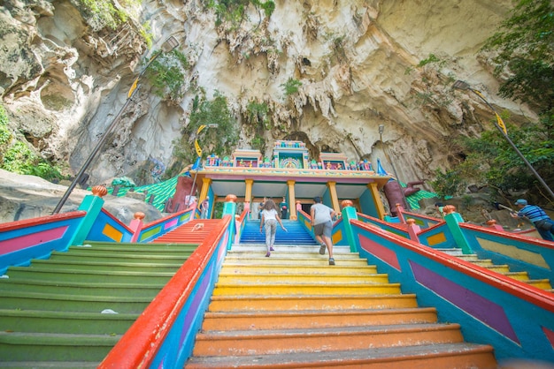 Una bellissima vista delle grotte di batu situate a kuala lumpur in malesia