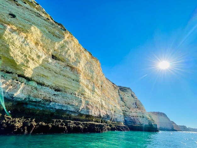 카르보에이로 알가르베 포르투갈의 베나길 동굴의 아름다운 전망 배에서 볼 수 있는 여행 개념