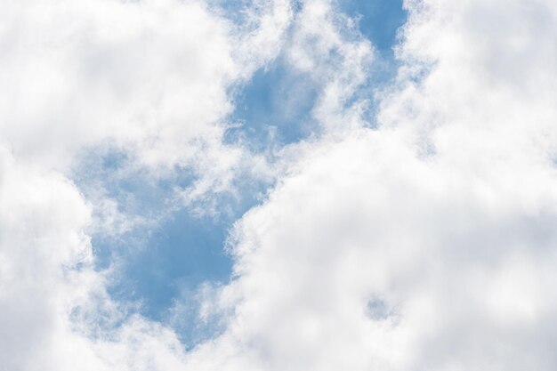 Красивый вид на голубое небо с облаками Красивые формы частично облачные Цветный закат Натуральная текстура неба Красивый цвет Яркий пейзаж в голубом небе Избирательная фокус