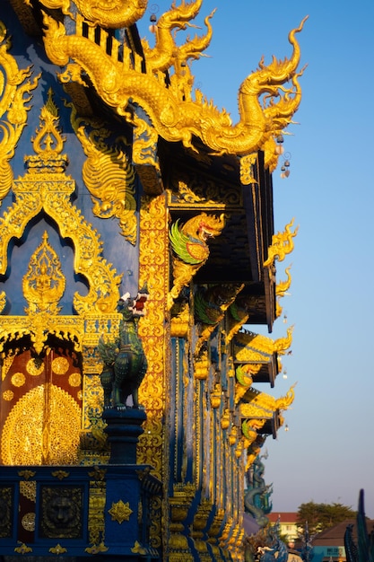 Прекрасный вид на Голубой храм, расположенный в Чианграй Тиаланд.