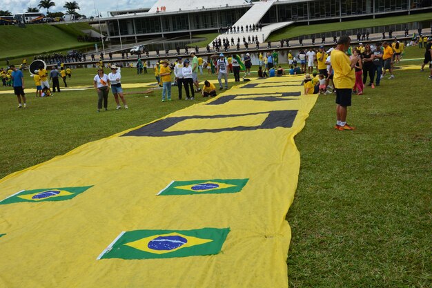 Foto una bella vista del popolo brasiliano in marcia per le elezioni a brasilia, brasile
