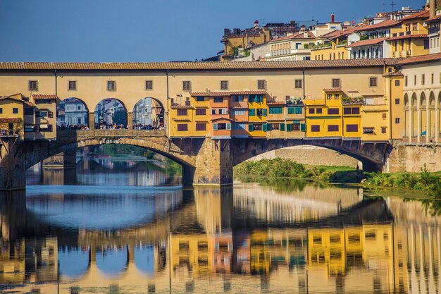 피렌체(Florence)의 베키오 다리(Ponte Vecchio)의 아름다운 전망, 오래된 석교, 아르노 리에서 찍은 사진