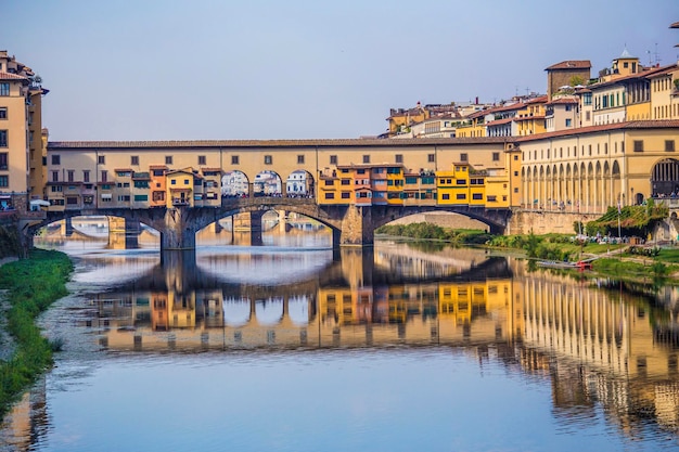 Прекрасный вид на мост Понте Веккьо во Флоренции, старый каменный мост, фото, сделанное из Арно ри