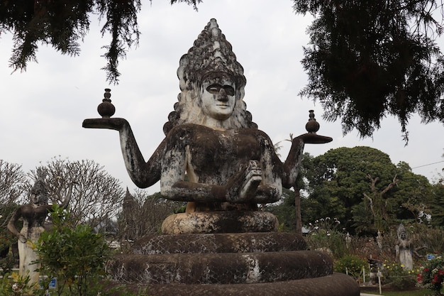 Прекрасный вид на парк Будды, расположенный во Вьентьяне, Лаос.