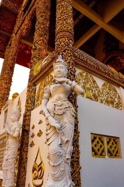 Красивый вид на буддийский храм, расположенный в Чиангмае, Таиланд
