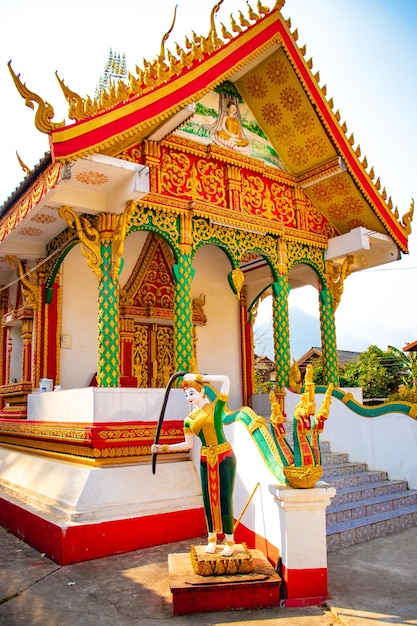 Foto una bellissima vista del tempio buddista situato a vang vieng laos