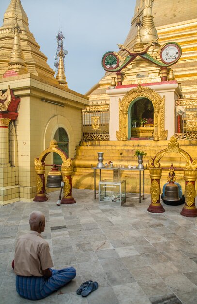 Красивый вид на буддийский храм, расположенный в Янгоне, Мьянма