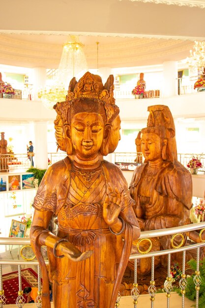 Прекрасный вид на буддийский храм Ват Хуай Пла Канг, расположенный в Чианграй, Таиланд.