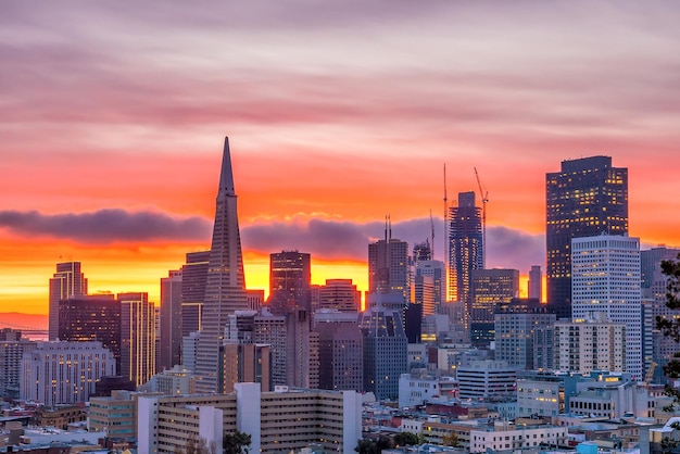 Splendida vista del centro affari nel centro di san francisco negli stati uniti al tramonto