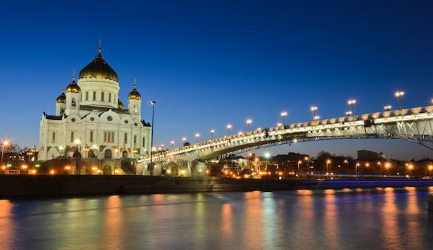 прекрасный вид на Храм Христа Спасителя в сумерках в Москве, Россия