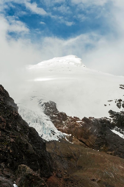Foto bella vista del vulcano cayambe in ecuador