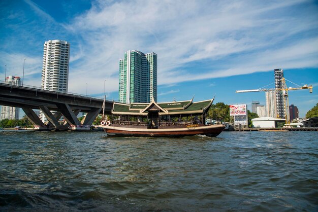 Una bellissima vista del fiume chao phraya a bangkok in thailandia