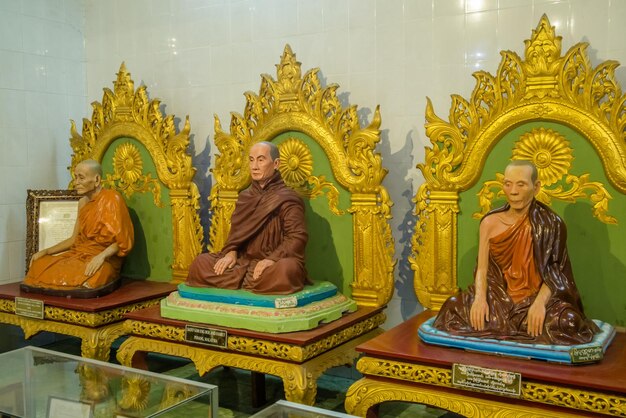 Foto una bellissima vista del tempio del buddha chaukhtatgyi situato a yangon myanmar