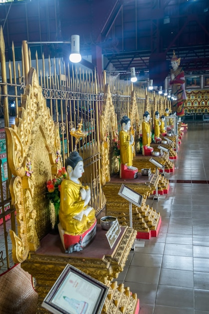 미얀마 양곤에 위치한 Chaukhtatgyi Buddha 사원의 아름다운 전망