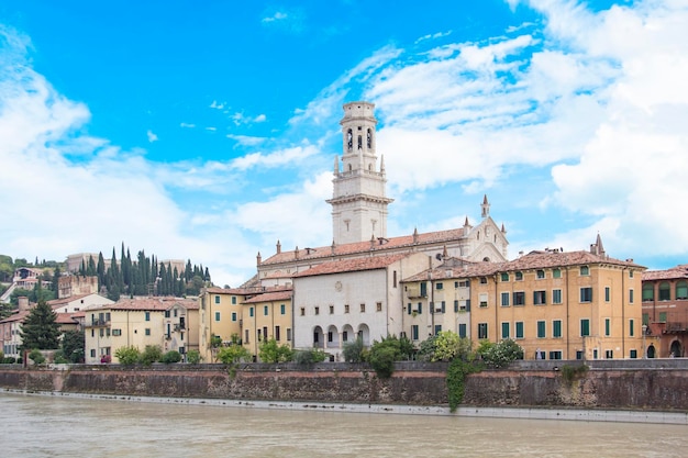 이탈리아 베로나(Verona)의 아디제 강(Adige River)에 있는 산 조르지오 교회(Church of San Giorgio)의 아름다운 전망