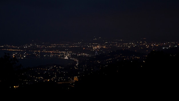 Foto splendida vista della città di notte da una grande altezza dalle montagne