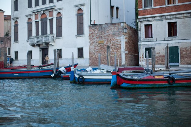 イタリア ヴェンティア の 水辺 の 都市 の 美しい 景色