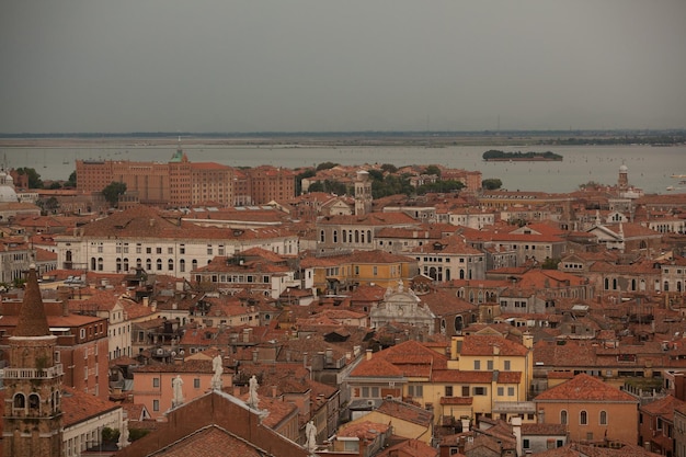 イタリア ヴェンティア の 水辺 の 都市 の 美しい 景色