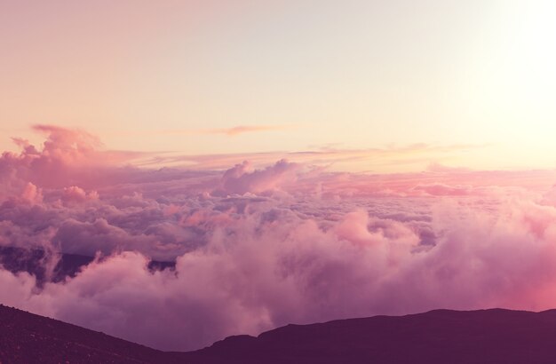 山の雲の上の美しい景色