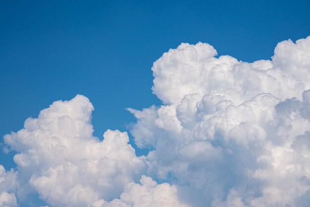 Photo beautiful view of the cloudy sky white cumulus beautiful clouds float in the blue sky