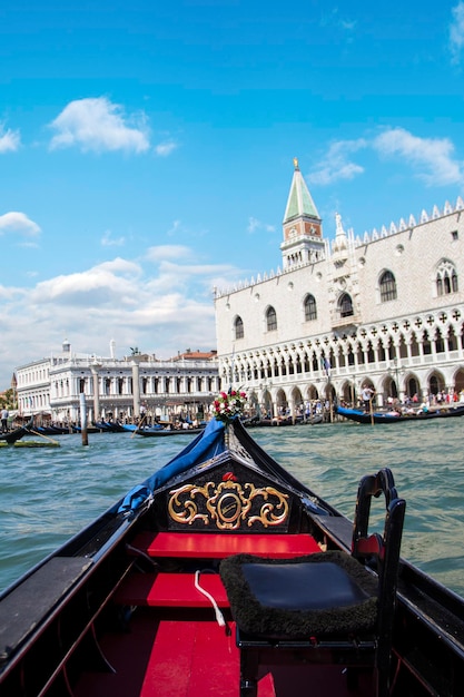 이탈리아 베니스에 있는 총독의 궁전과 성 마르코 대성당의 아름다운 전망