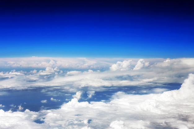 아래 구름에서 지구 위의 아름다운 전망.