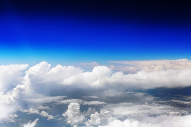 Bella vista sopra la terra alle nuvole sottostanti.