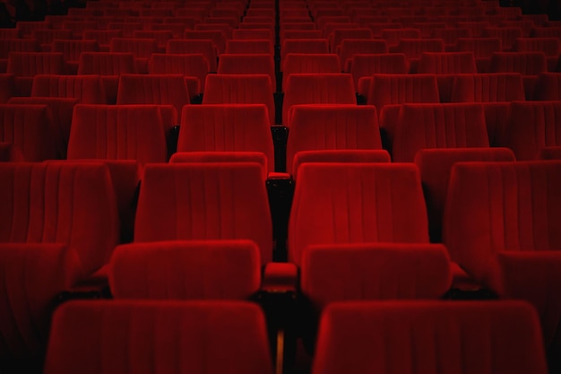 Photo beautiful view of empty red theater seats- perfect for background and wallpaper use
