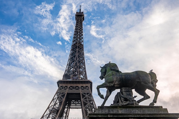 Bellissima vista della famosa torre eiffel a parigi, francia durante il magico tramonto. le migliori destinazioni in europa - parigi.