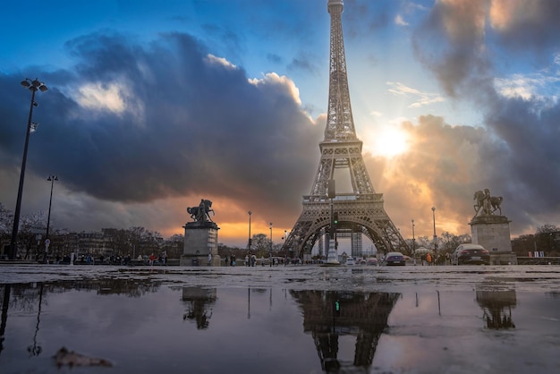 魔法の夕日の間にパリフランスの有名なエッフェル塔の美しい景色